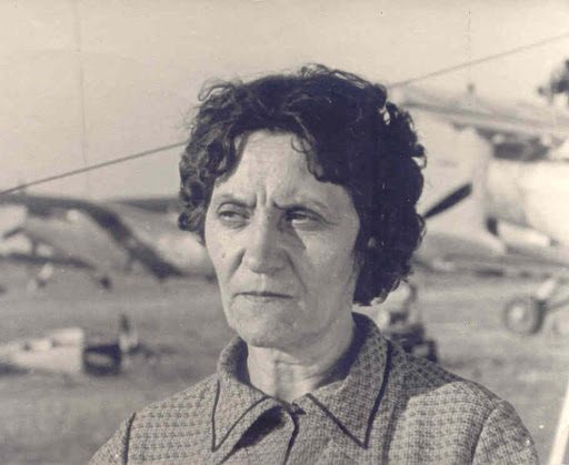 1930-cu illərdə Azərbaycanda qəzet və jurnallar bu üç xanımdan yazırdı: Leyla Məmmədbəyova, Sona Nuriyeva və Züleyxa Seyidməmmədova. Qara çadradan yenicə qurtulan, cəhalət buxovlarından təzəcə azad olan bir dövrdə qadınların şahin quşu kimi göylərdə uçması böyük bir inqilab idi.