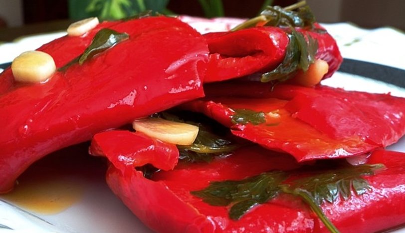 Yağlı qırmızı bibər turşusu