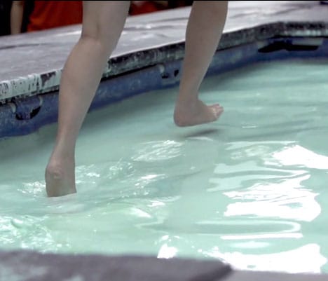 Real həyatda da suyun üstündə gəzmək mümkündür