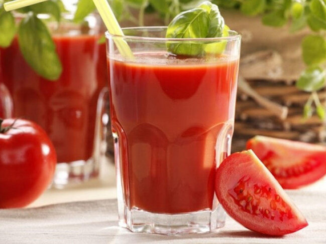 Elm adamları pomidor və pomidor şirəsinin insan orqanizminə aşağıdakı faydaları olduğunu sübut etmişlər. Pomidorun tərkibində çoxlu miqdarda likopen maddəsi vardır ki, bu da bir çox xəstəliklərin əmələ gəlməsinin qarşısını alır.