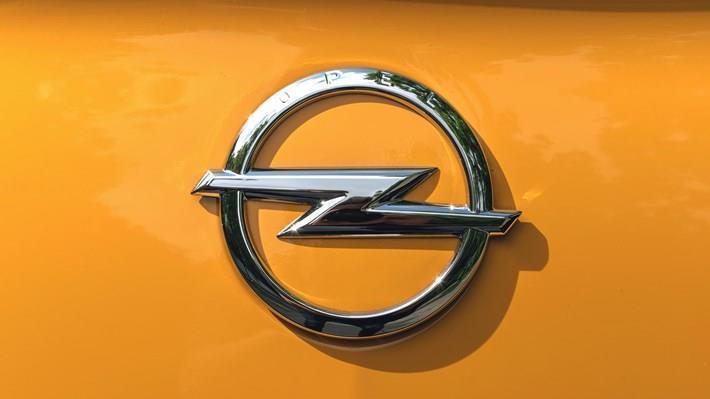 Opel yeni loqosunu tanıdıb